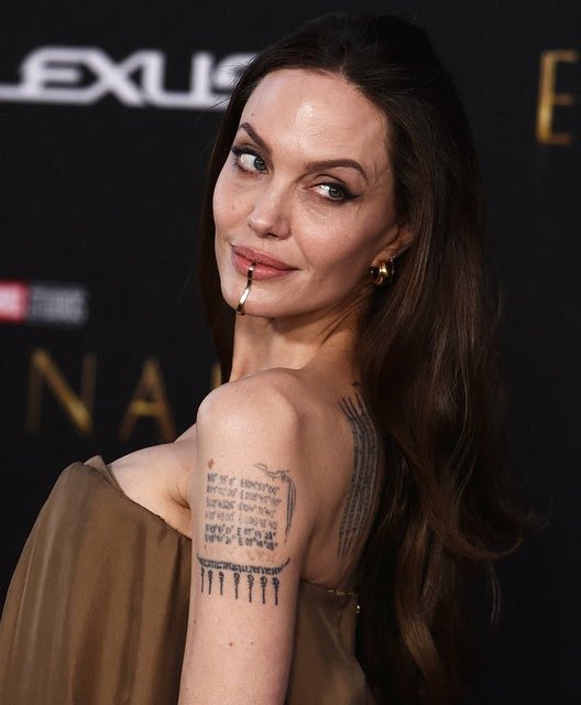 Angelina Jolie filminin galasına çocuklarıyla katıldı #1