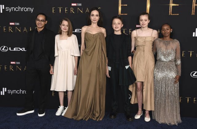Angelina Jolie filminin galasına çocuklarıyla katıldı #3