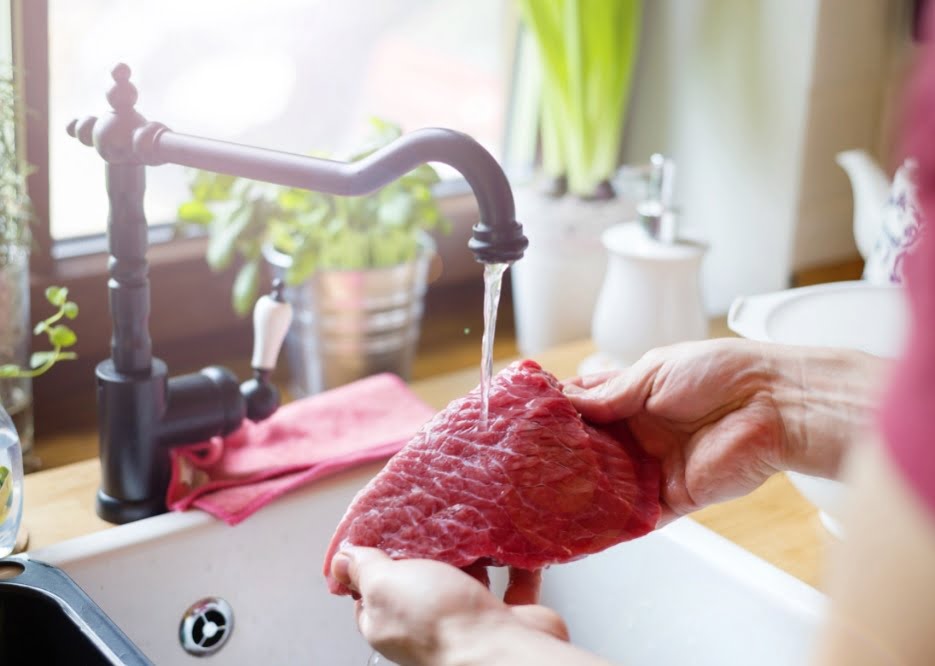 Etin yıkanması bakteriyel zehirlenmelere yol açıyor #1