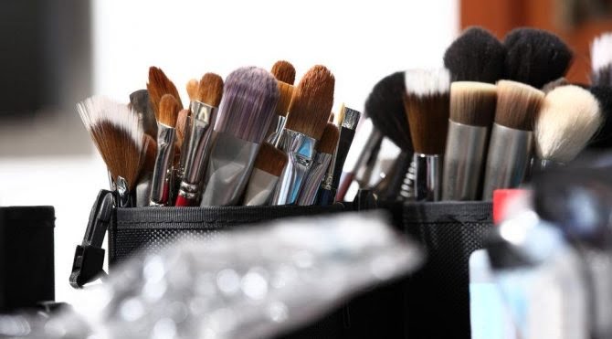 Möglichkeiten zum Reinigen von Make-up-Pinseln