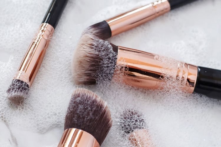 Ways to clean makeup brushes