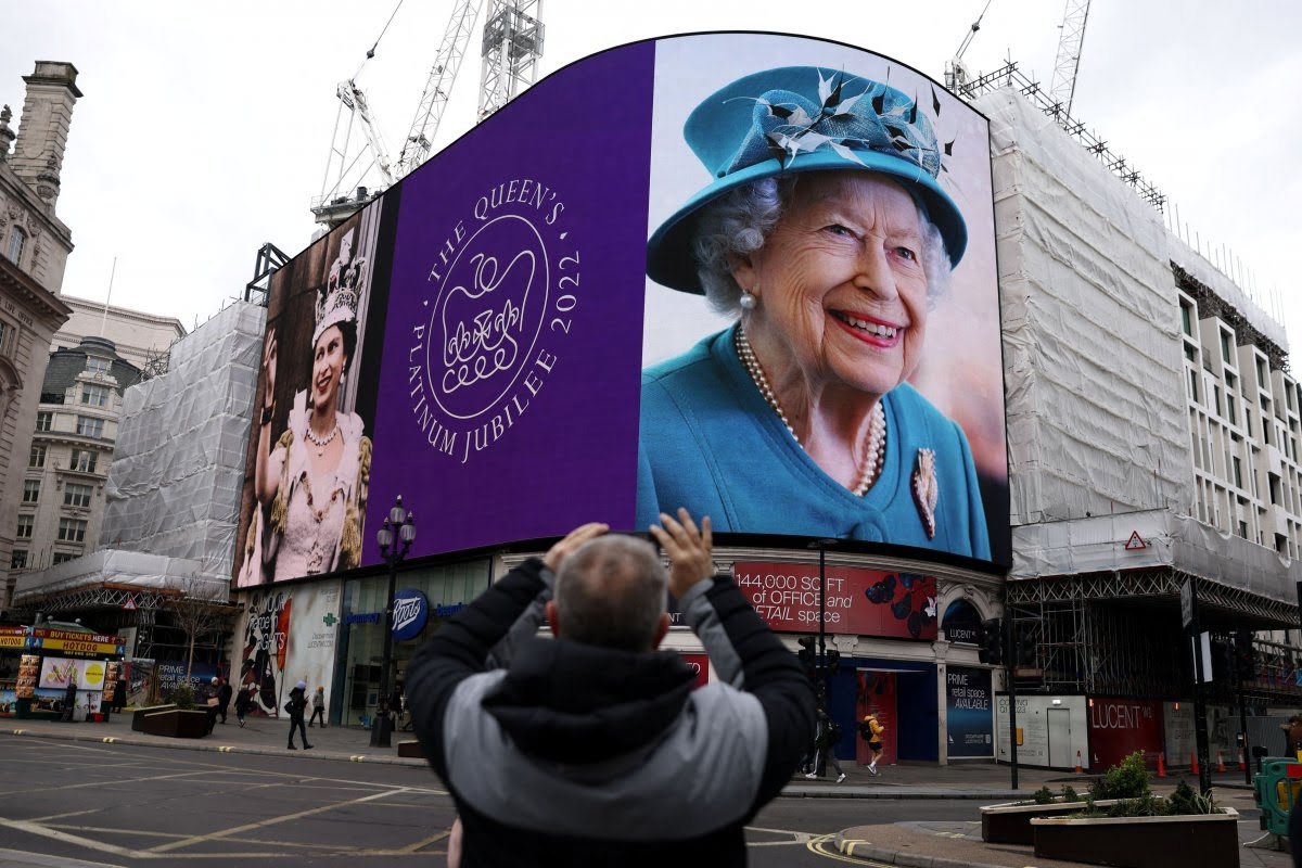 Prens Harry ve Meghan Markle, Kraliçe Elizabeth'in tahttaki 70'inci yılını kutlamadı #1